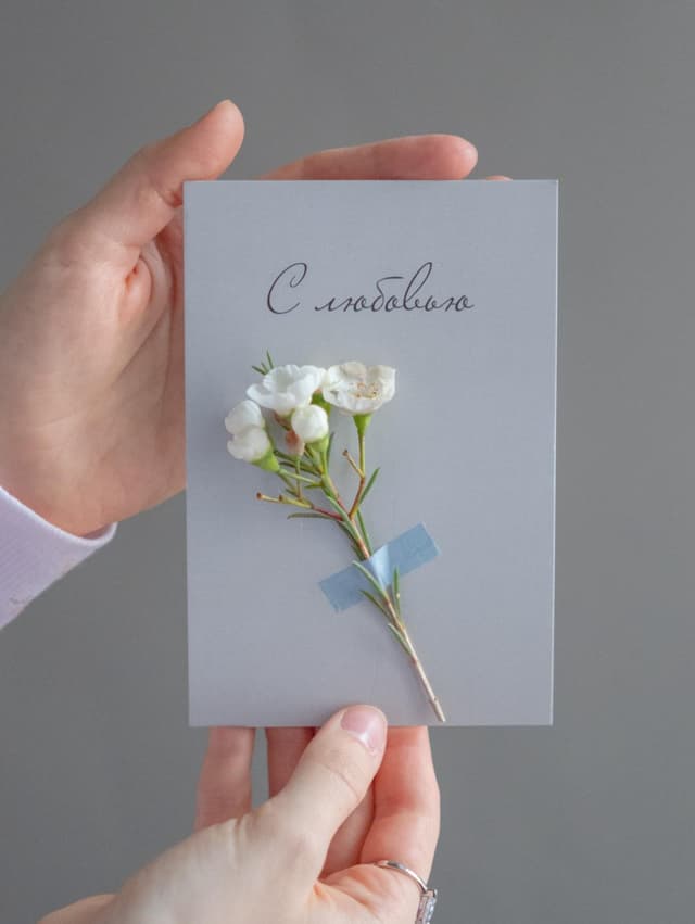 Открытка "С любовью" серая