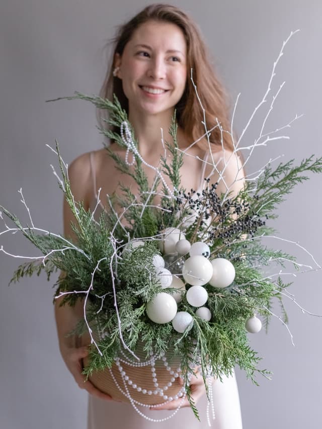 Хвойная композиция с бусами